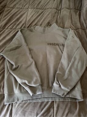 ESSENTIALS Crewneck Sweatshirt in Olive Green ( wood )